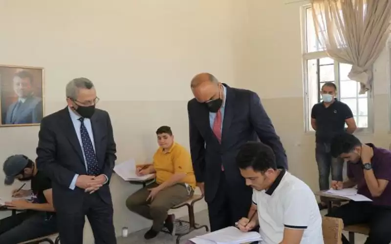 الخصاونة يتفقد قاعات توجيهي في عمان