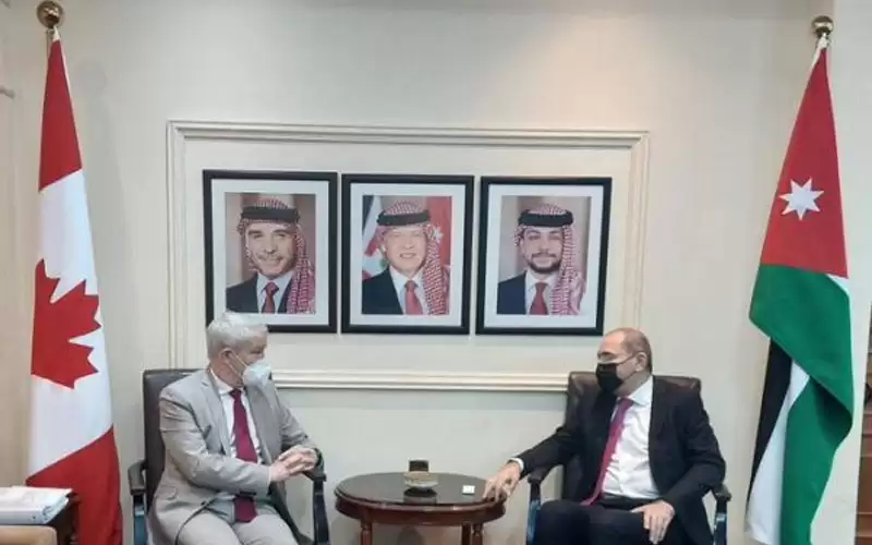 الصفدي يلتقي نظيره الكندي
