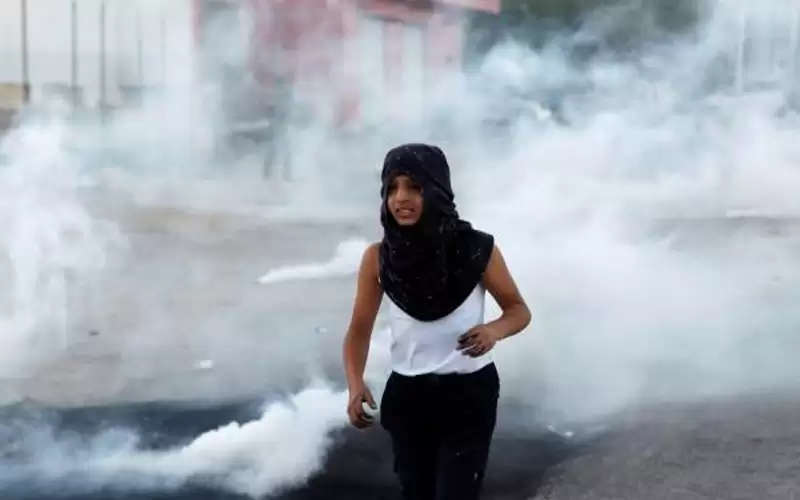 الاحتلال يطلق قنابل الغاز على فلسطينيين