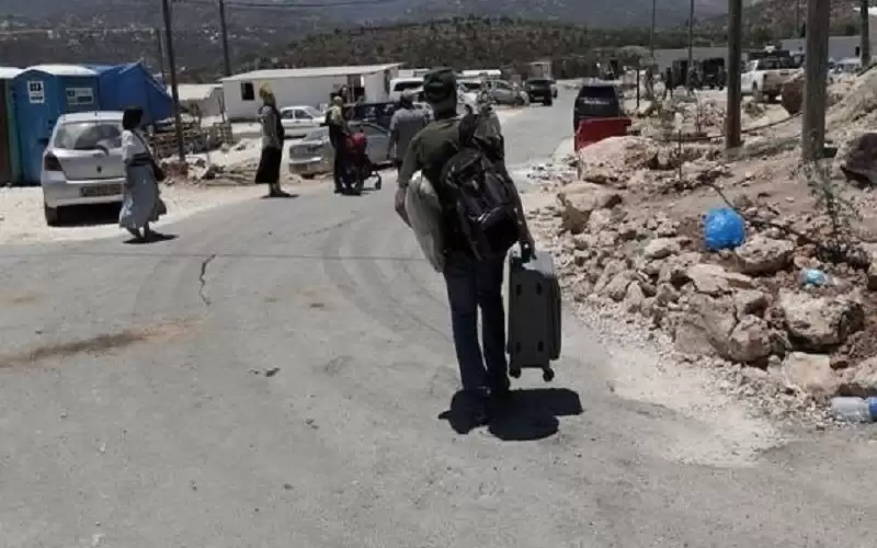 مستوطنون يغادرون بؤرة استيطانية في بيتا