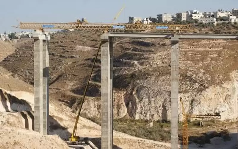 فتى يلقي نفسه من أعلى جسر