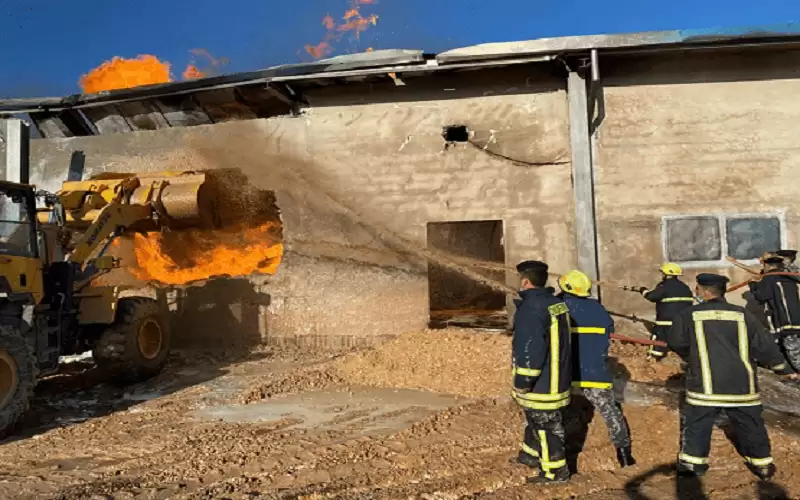 الدفاع المدني يخمد حريقا داخل مستودع