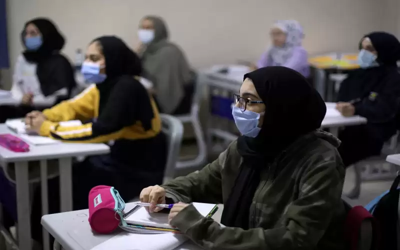 أبو قديس يطمئن على طالبة التوجيهي