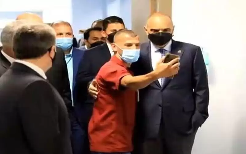 مواطن يباغت الخصاونة بسيلفي في البشير