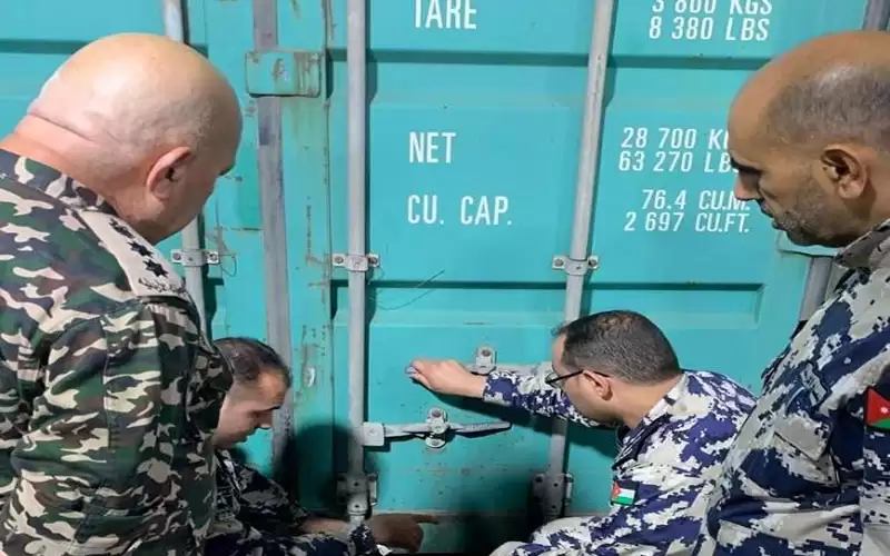 إدانة أشخاص هربوا علكة منشطة جنسيا