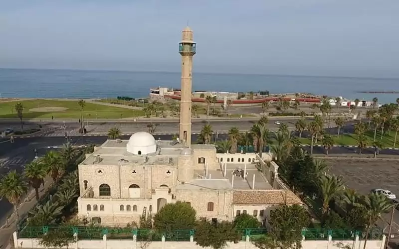 مستوطنون يعتدون على مسجد في يافا