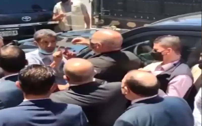 مواطن يشكو وزيرا للخصاونة: قطاع مدمر