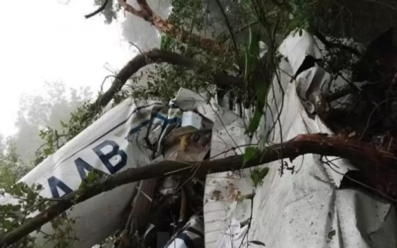 تحطم طائرة تدريب لبنانية على متنها