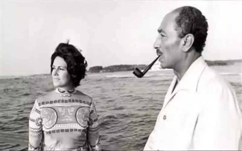 كيف بدأت قصة حب جيهان والسادات؟