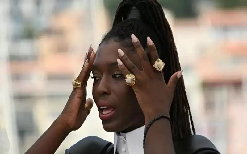 سرقة مجوهرات ممثلة في فندق خلال