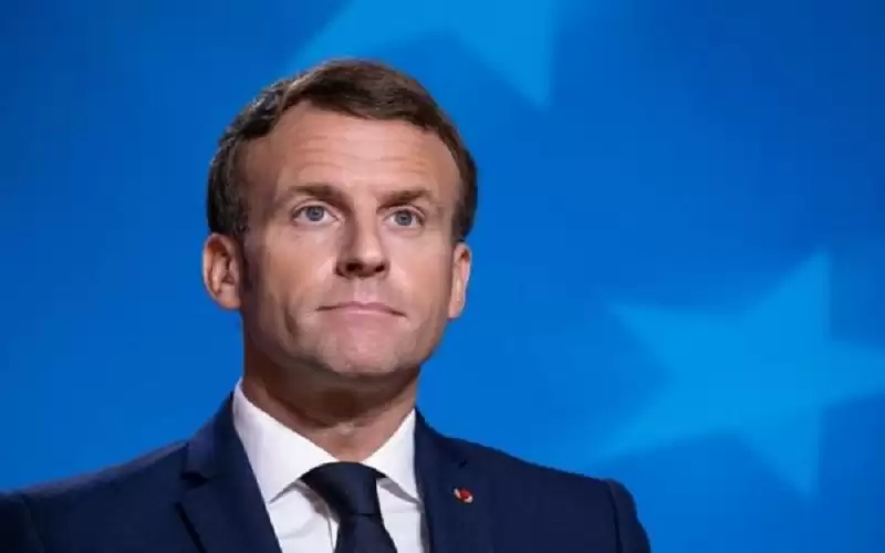 ماكرون يفرض اللقاح على فئات ويتعهد