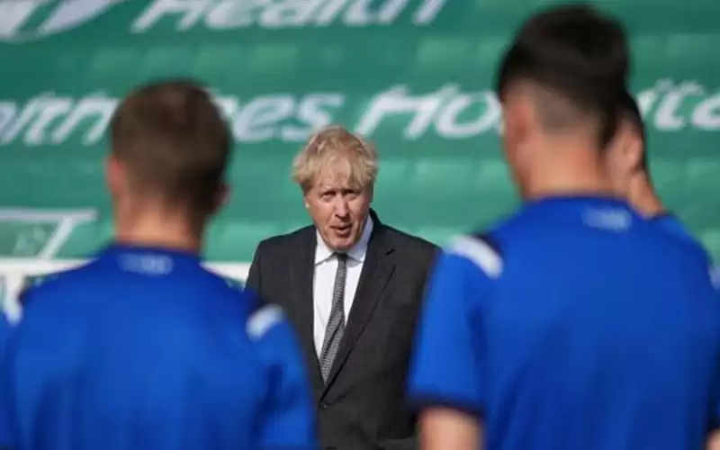 جونسون في موقف حرج بسبب العنصرية