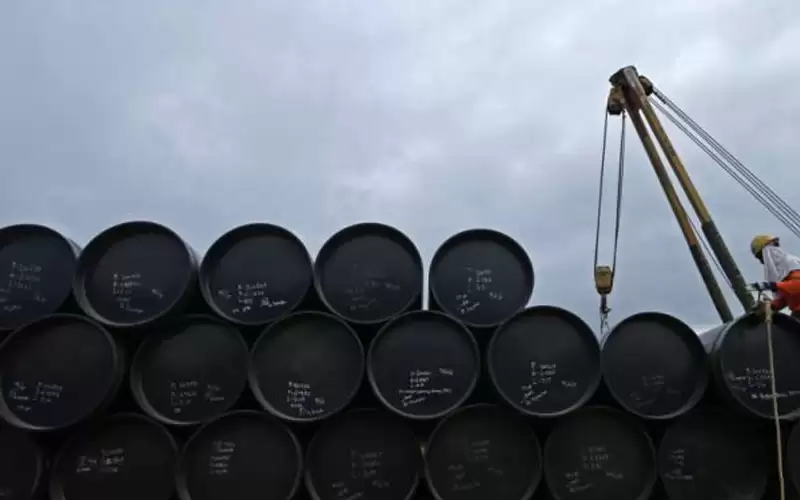 أسعار النفط تقفز حوالي 2% مع