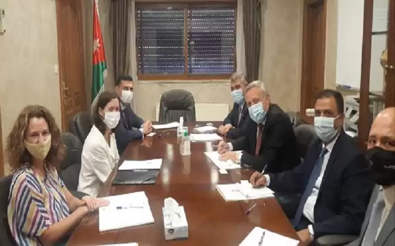 وزير البيئة يبحث مع السفيرة البريطانية