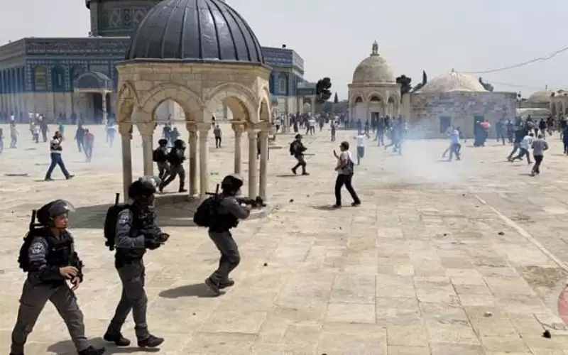 إخلاء الأقصى بالقوة والسماح لعشرات المستوطنين