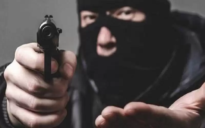 سلب 1500 دينار من مواطن في