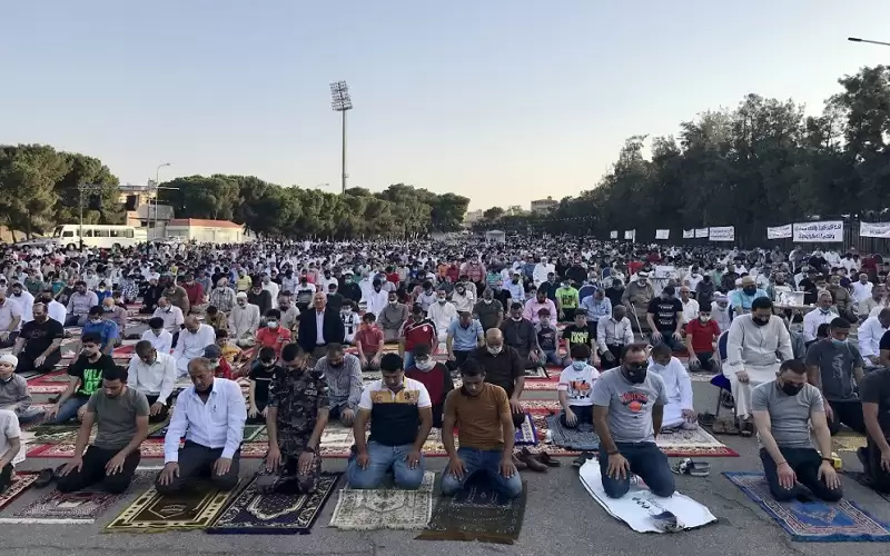 مصلون يؤدون صلاة العيد وسط التزامهم