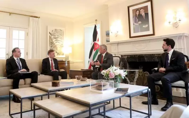 الملك يؤكد الدور المحوري لأمريكا بدفع