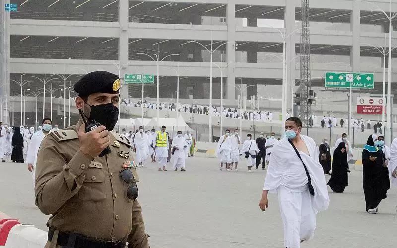 الحجاج يستكملون رمي الجمرات