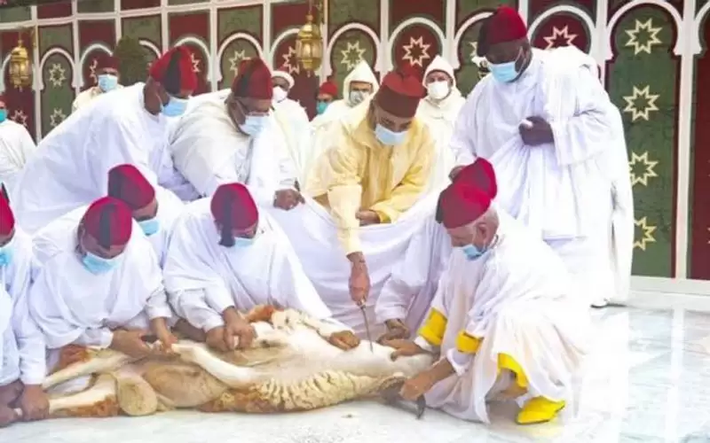 ملك المغرب يؤدي صلاة العيد دون