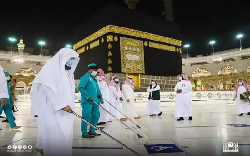 السديس يشارك في تنظيف صحن المطاف