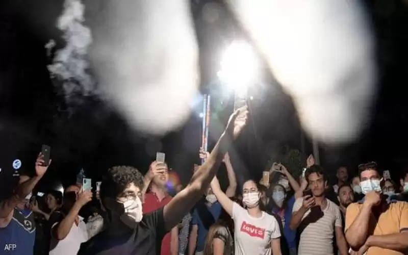 آلاف التونسيين يحتفلون بقرار حل الحكومة