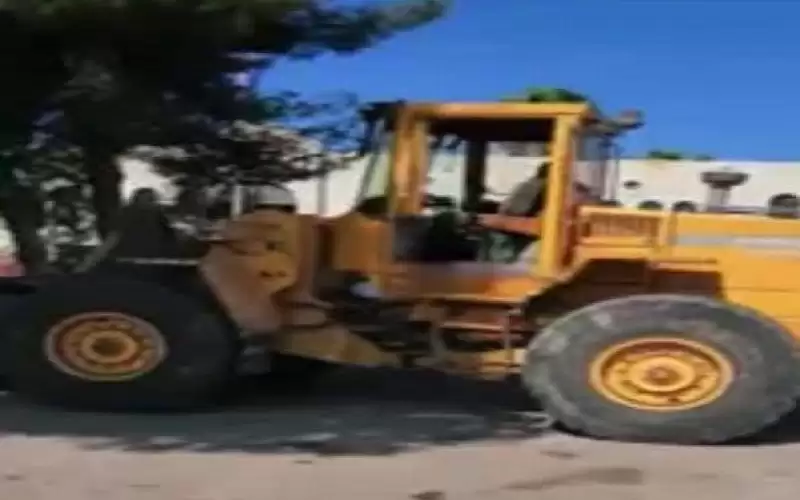 ضبط حدث أثناء قيادته جرافة في