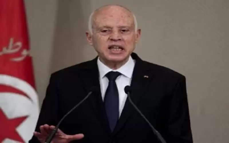 الرئيس التونسي يعفي مسؤولين من مهامهم