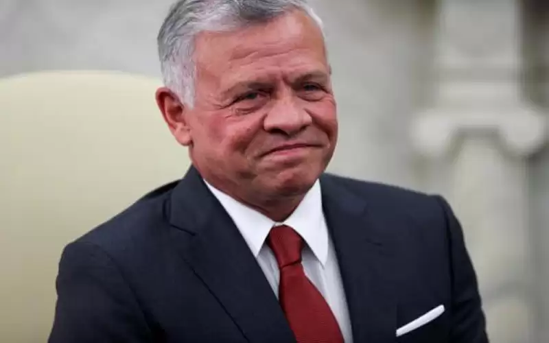 الملك يغادر أرض الوطن متوجها إلى