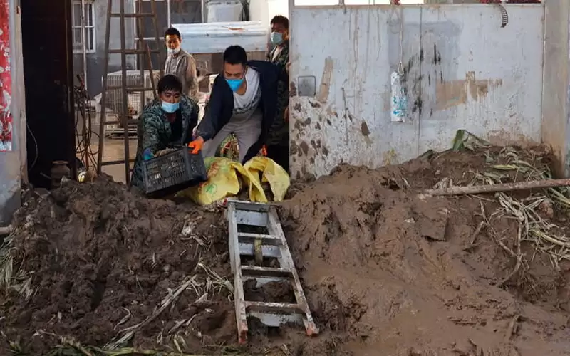 مصرع 5 أشخاص بعد انهيار طريق