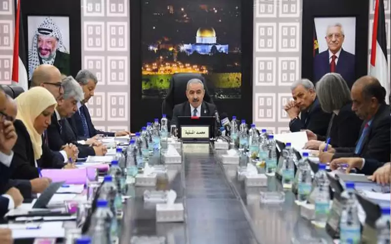 الحكومة الفلسطينية تصدر قرارا يمنع موظفيها