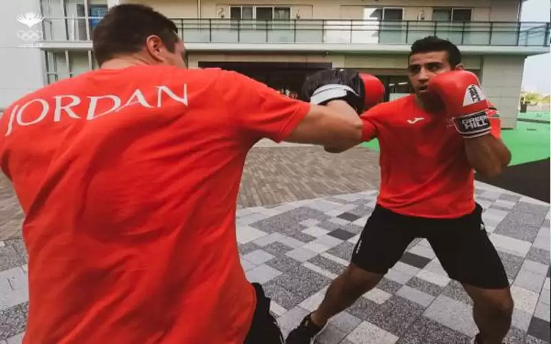 الملاكم عشيش على بعد خطوة من