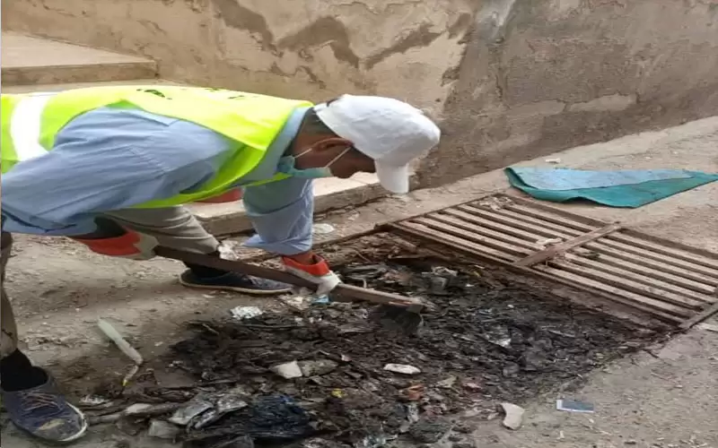 بلدية الزرقاء تبدأ بتنظيف شبكات تصريف