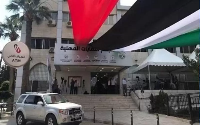 النقباء يدرس قانونية اشتراط التطعيم قبل