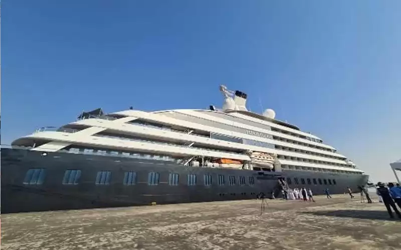 العقبة.. وصول يخت سياحي فاره على