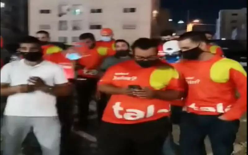 موظفو طلبات يعتصمون رفضا لتخفيض تسعيرة