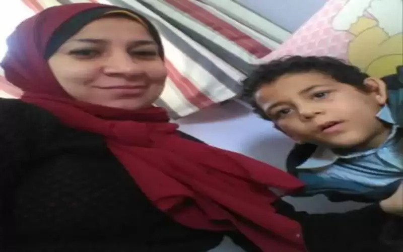 يلتهم أطرافه بأسنانه.. طفل مصري مصاب