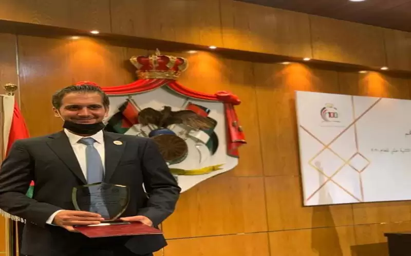 الضمان تهنئ ابنها الموظف ماجد مسلم