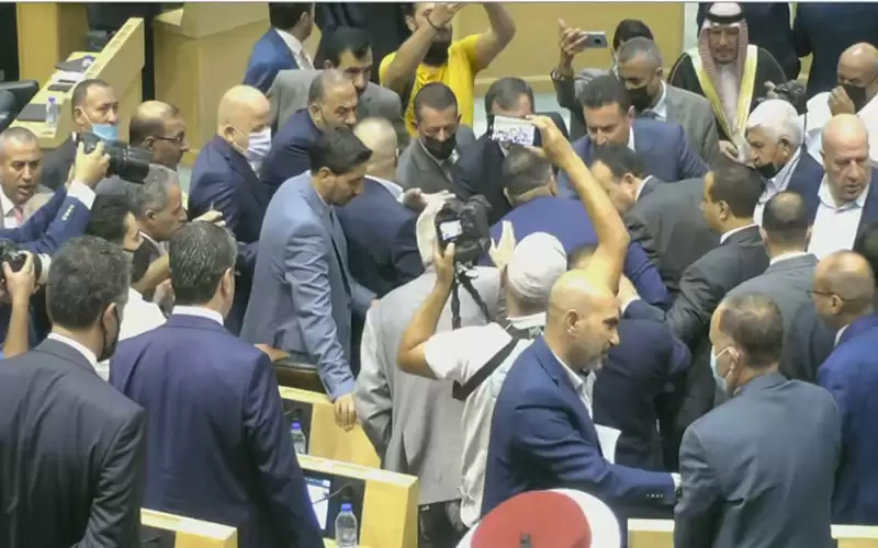 النائب العدوان يمنع الخصاونة من الجلوس