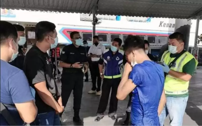 إنقاذ شاب ماليزي حاول السباحة من