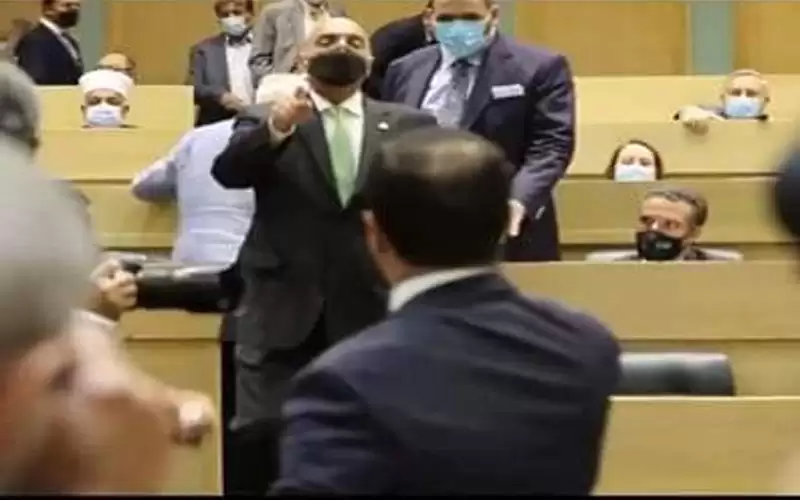 العدوان لـنيسان: تصرف الرئيس همجي.. وهذه