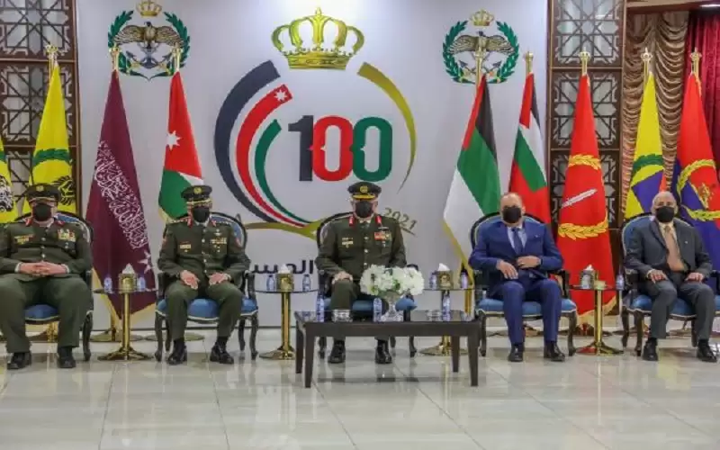 الحنيطي يقلد كوكبة من ضباط الجيش