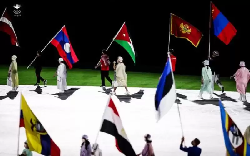 المصاطفة يحمل العلم الأردني في حفل