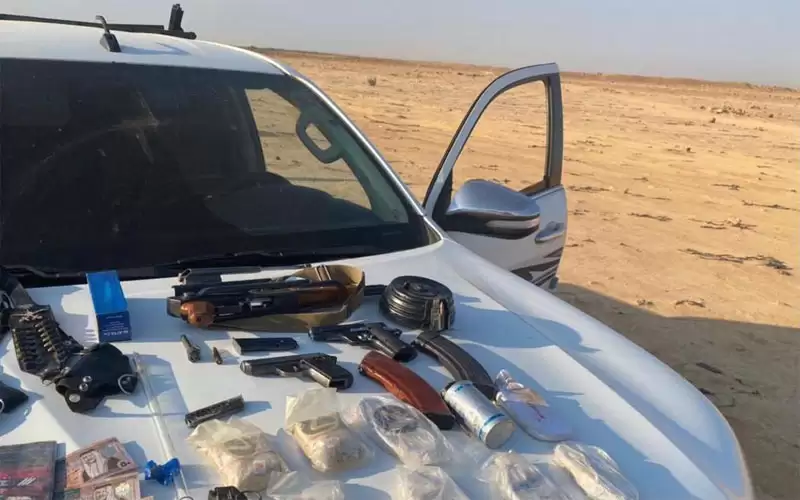 ضبط مروجي مخدرات بحوزتهما اسلحة نارية