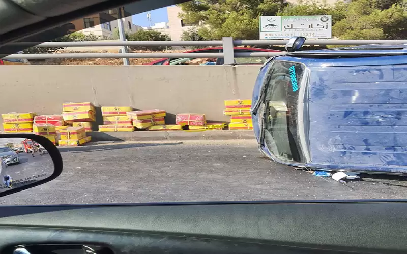 انقلاب مركبة لنقل الخضار في مدخل