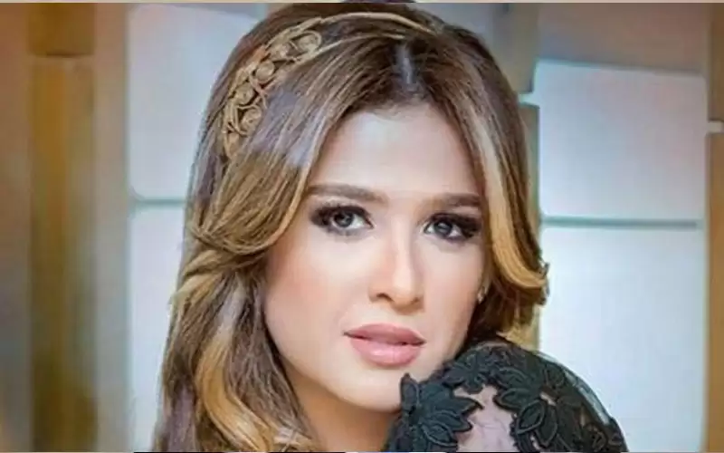 ياسمين عبدالعزيز تغادر مصر في رحلة