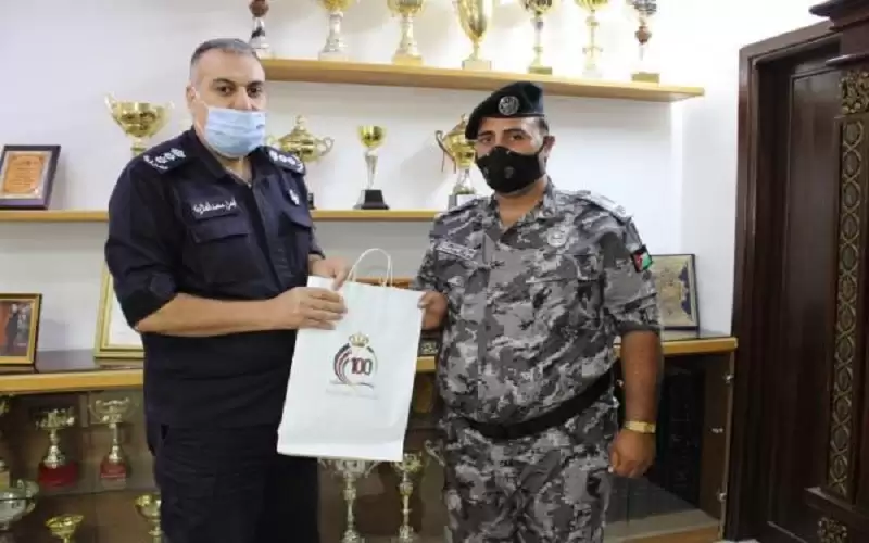 مدير شرطة الزرقاء يكرم وكيل درك