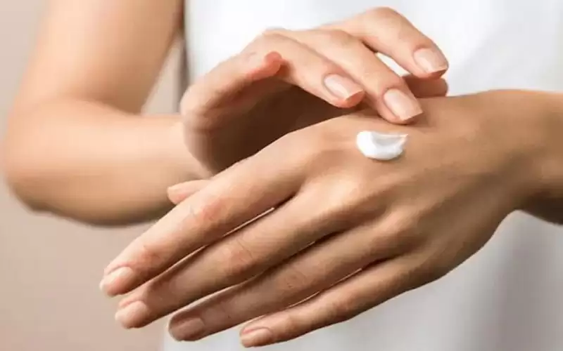 وصفات طبيعية لعلاج اسمرار اليدين في