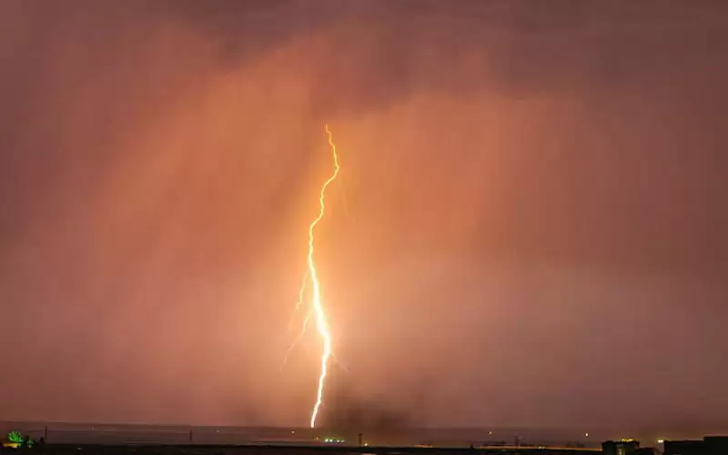 مقتل امرأتين وإصابة نحو 30 بصاعقة