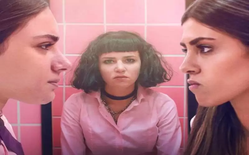 مدرسة الروابي للبنات يثير الجدل